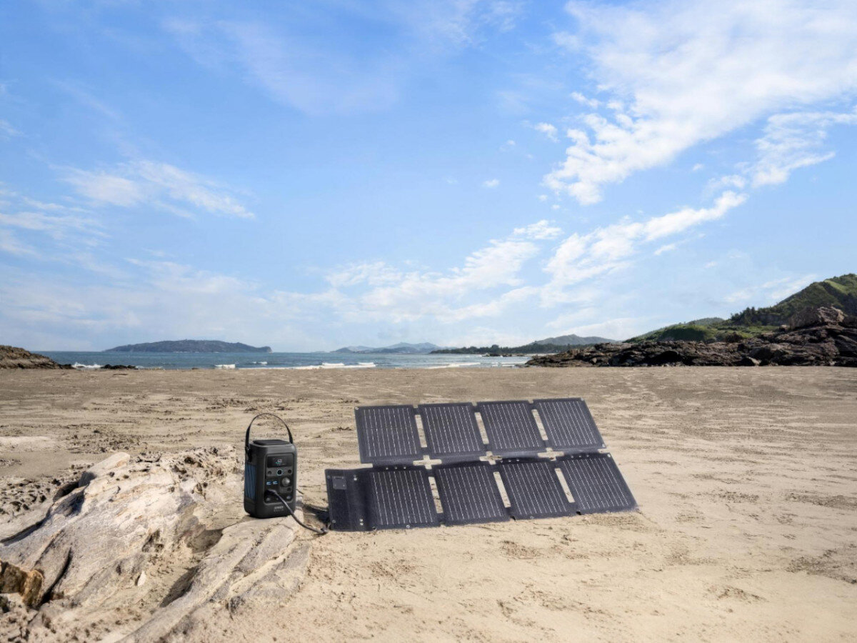 Stacja zasilania ANKER Solix C300X DC 288WH Bank energii + Panel solarny PS60 60W, PS60, składany, IP68, słoneczny, stacja zasilania wraz z panelami stoją na piaszczystym terenie
