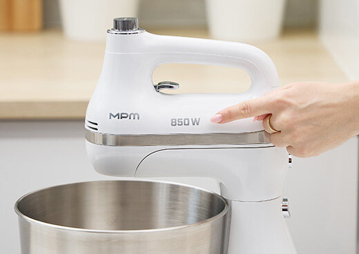 Osoba wskazuje palcem oznaczenie mocy 850 W na obudowie miksera z misą obrotową MMR-26Z/B.