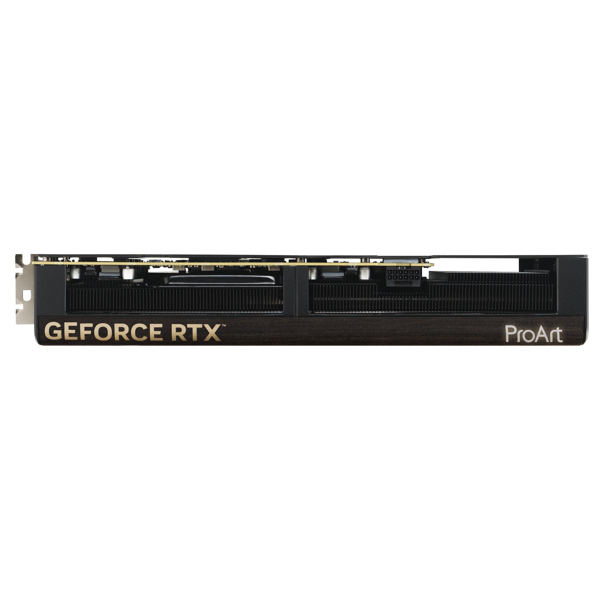 Obraz przedstawia kartę graficzną z widocznymi napisami \'GEFORCE RTX\' i \'ProArt\' na boku obudowy. Karta ma ciemną kolorystykę z elementami metalicznymi.