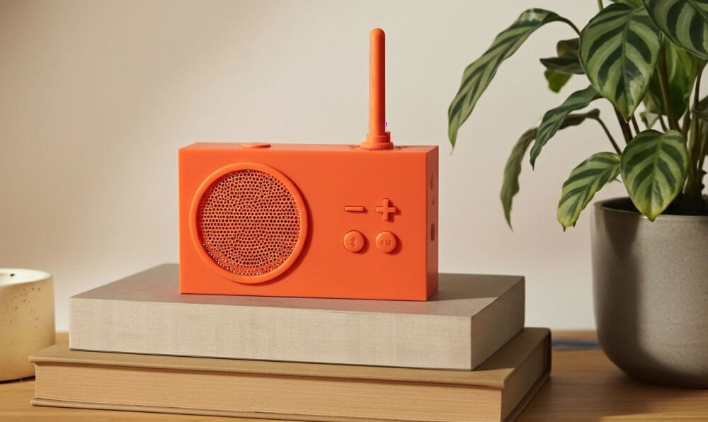 Radioodtwarzacz LEXON Tykho 3 Pomarańczowy, radio, muzyka, funkcjonalność, Technologia, radio stoi na szafce na obok roślinność, frontem prawo skos