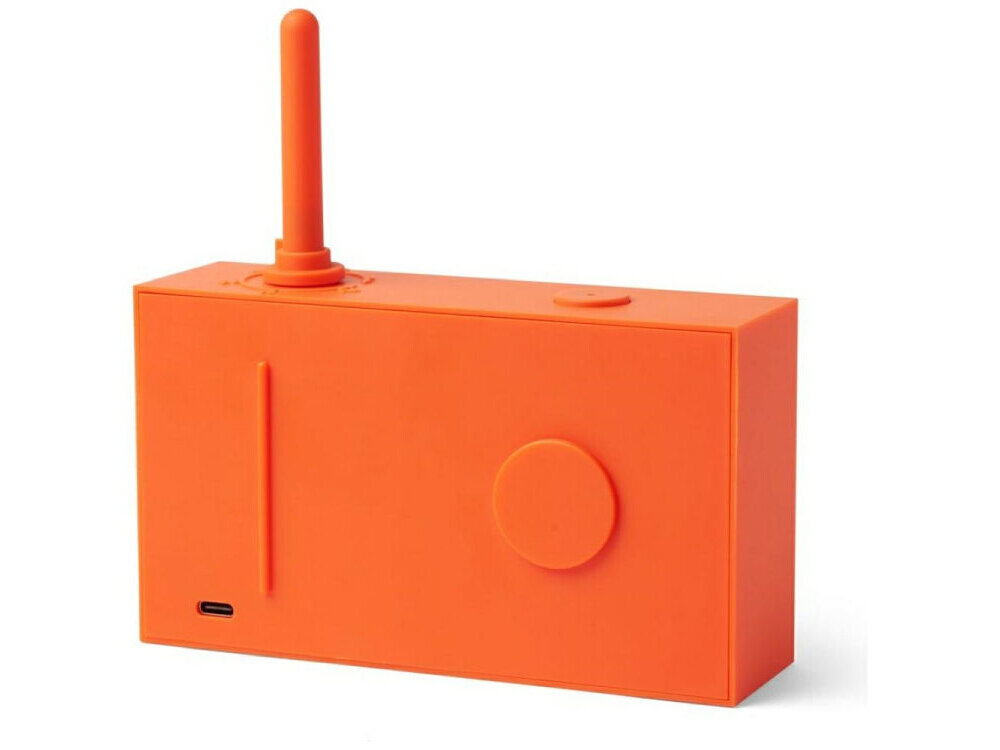 Radioodtwarzacz LEXON Tykho 3 Pomarańczowy, akumulator, USB-C, 20 godzin, słuchanie, na białym tle radio od tyłu frontem lewo skos