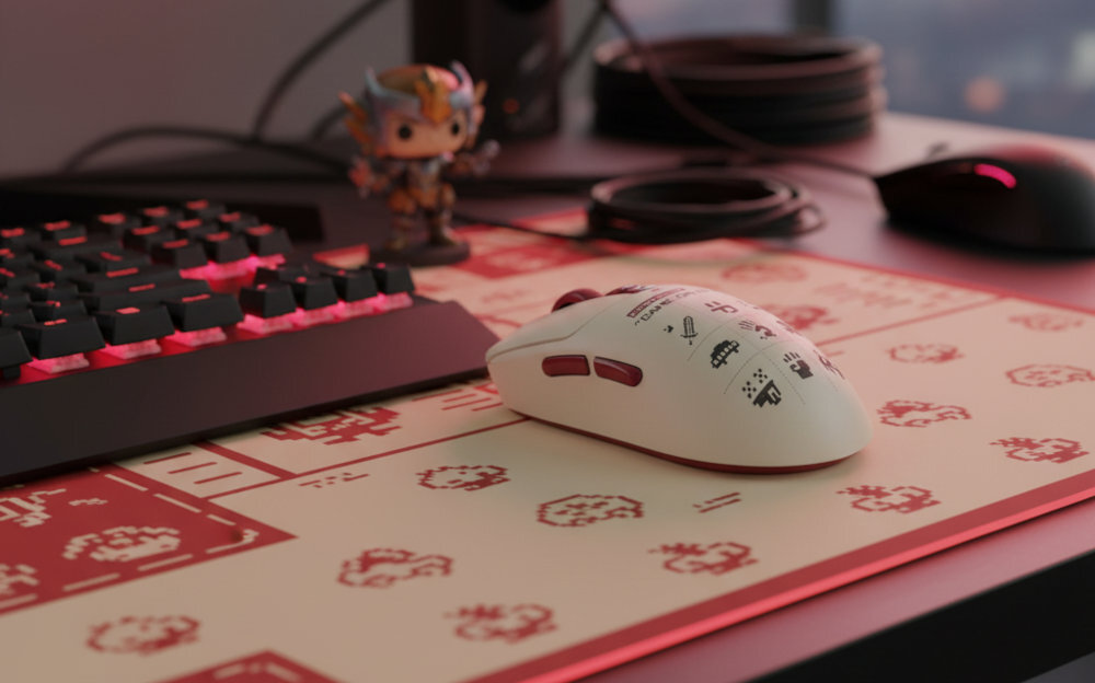 A4TECH Bloody R72 - mysz na podkładce obok klawiatury