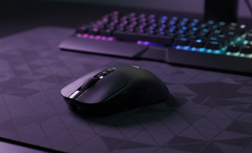 A4TECH Bloody R72 - mysz na podkładce obok klawiatury