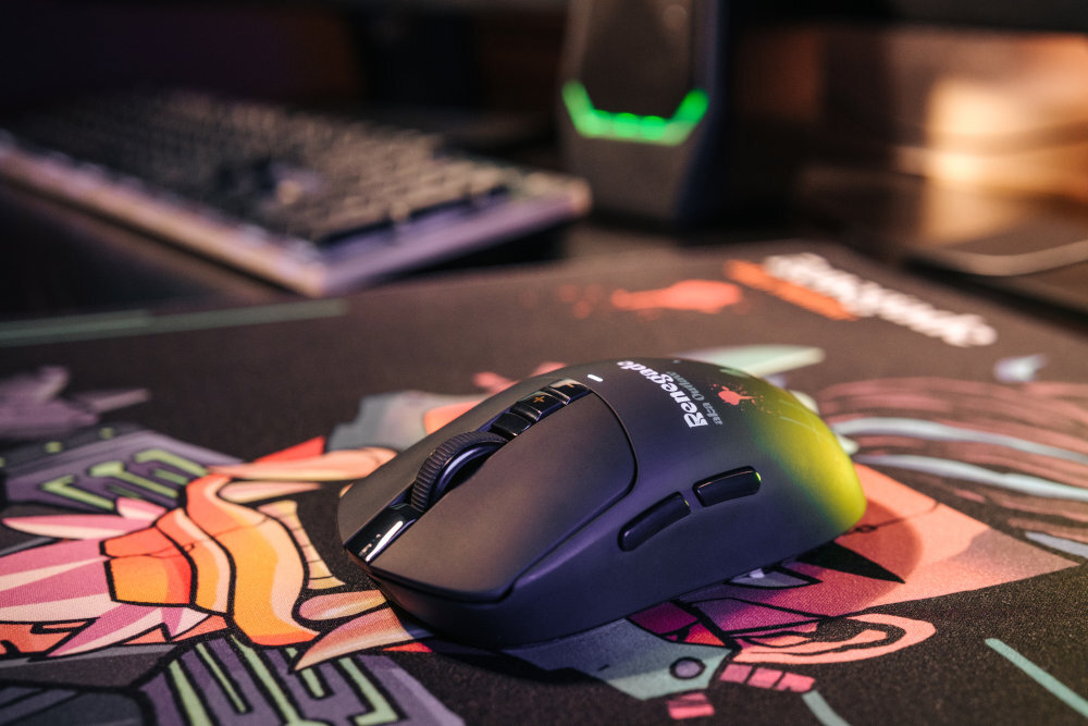 A4TECH Bloody R72 - mysz na podkładce obok klawiatury