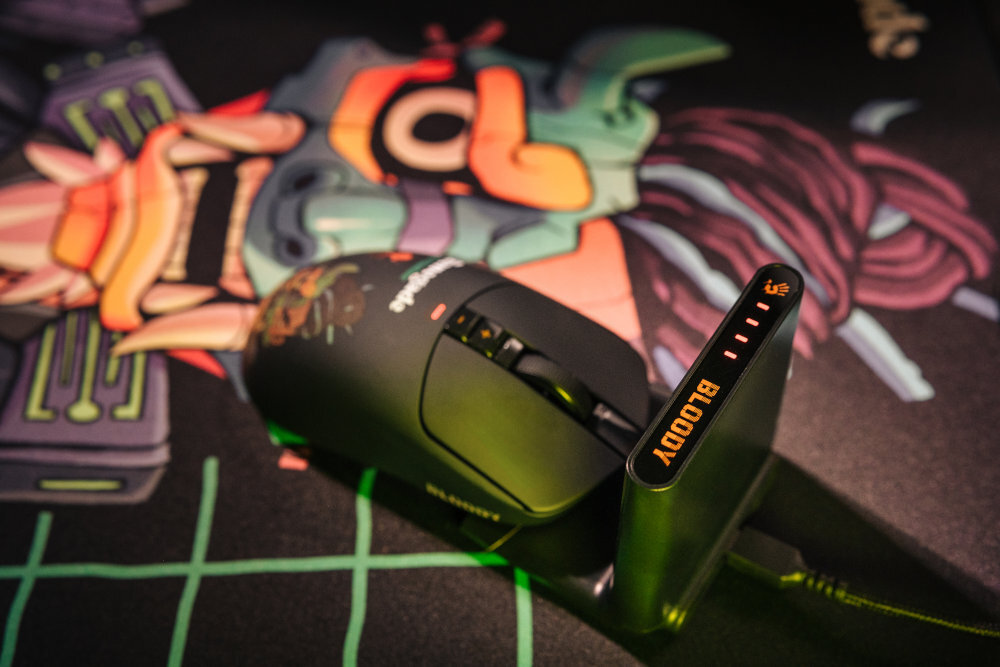 A4TECH Bloody R72 R72 Ultra Duo Renegade dwa odbiorniki 2.4G Stacjonarny dock L++ funkcję ładowarki wskaźnikiem baterii Nano Receiver technologia WaveLink trzykrotnie w ciągu 1 ms - mysz ze stacją dokującą na biurku