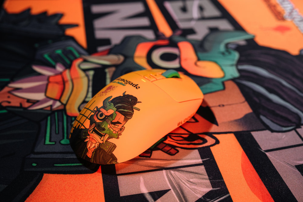 A4TECH Bloody R72 - mysz na podkładce obok klawiatury