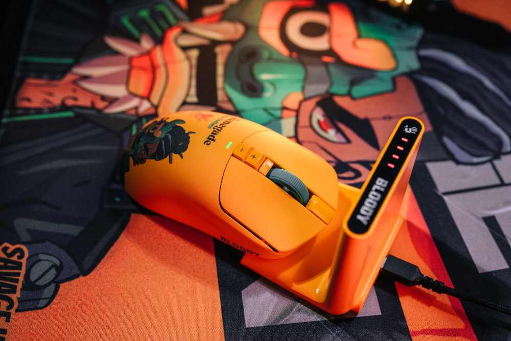 A4TECH Bloody R72 R72 Ultra Duo Renegade dwa odbiorniki 2.4G Stacjonarny dock L++ funkcję ładowarki wskaźnikiem baterii Nano Receiver technologia WaveLink trzykrotnie w ciągu 1 ms - mysz ze stacją dokującą na białym tle