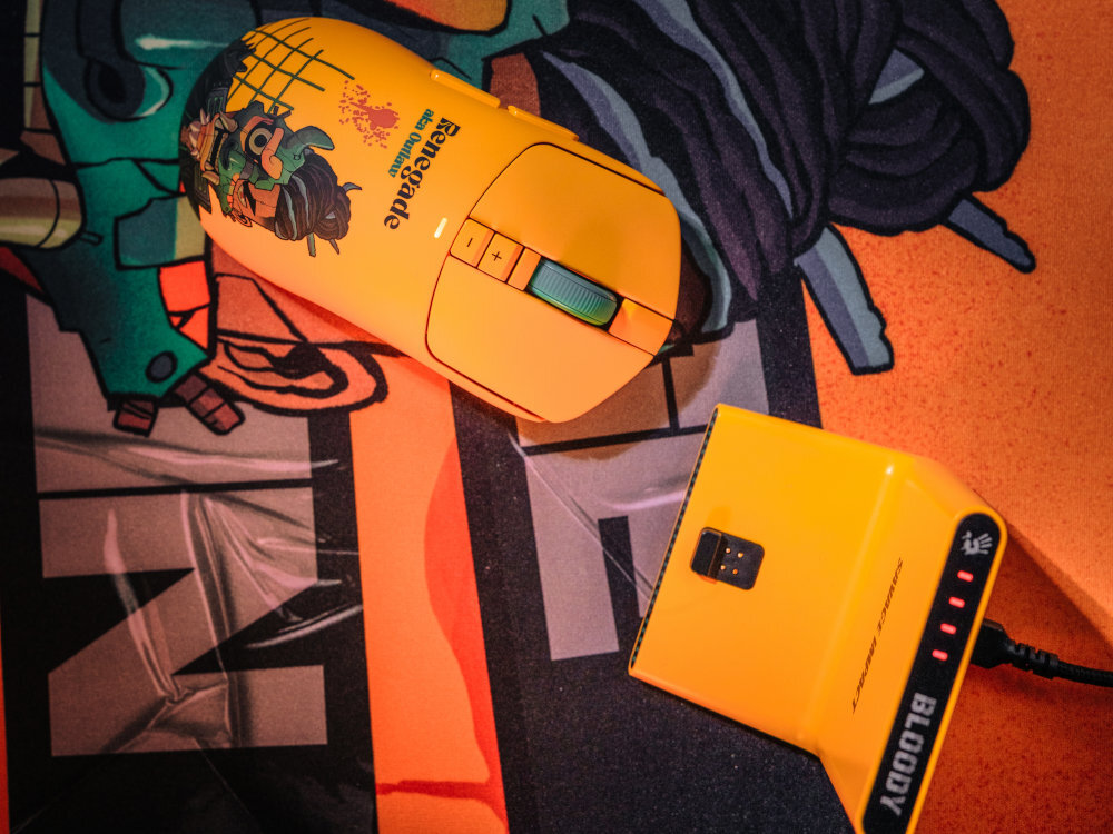 A4TECH Bloody R72 edytora M-Esport czułość DPI, przygotować makra i przypisać funkcje do przycisków. pamięci myszy - mysz od góry pod kątem na białym tle