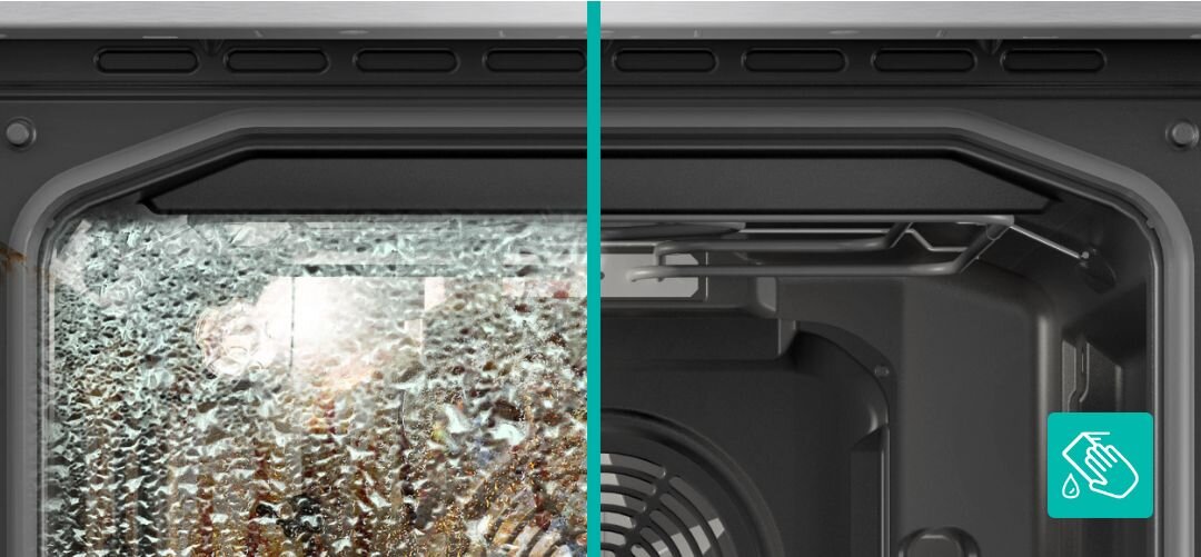 KUCHNIA GORENJE GKS5C72WF Zbliżenie na górną część wnętrza piekarnika pokazane w przekroju: po lewej stronie szyba drzwi pokryta parą i zabrudzeniami, po prawej czyste wnętrze komory z widocznym wentylatorem, co ilustruje efekt łatwego czyszczenia Szybkie czyszczenie parą AquaClean