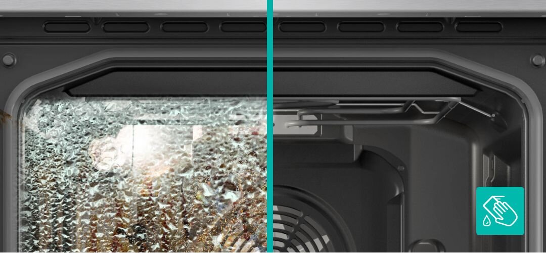 KUCHNIA GORENJE GK5C42WJ Zbliżenie na górną część wnętrza piekarnika pokazane w przekroju: po lewej stronie szyba drzwi pokryta parą i zabrudzeniami, po prawej czyste wnętrze komory z widocznym wentylatorem, co ilustruje efekt łatwego czyszczenia Szybkie czyszczenie parą AquaClean