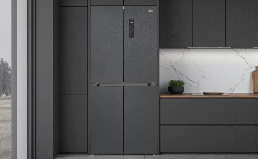 Lodówka BERG CZW190NBM23 Lodówka BERG w ciemnej, stylowej kuchni, wkomponowana w zabudowę, obok okna.