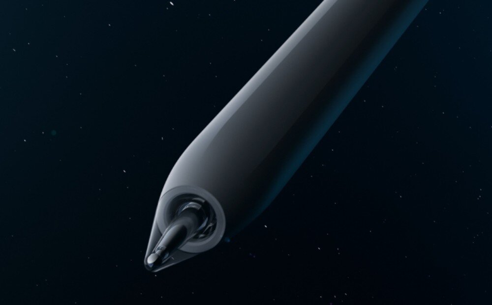 Rysik HUAWEI M Pencil Pro zbliżenie na dolną część rysika z półprzezroczystą końcówką skierowaną w stronę ciemnej przestrzeni z drobnymi punktami przypominającymi gwiazdy, wibracje, reakcje na dotyk