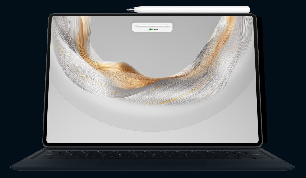 Rysik HUAWEI M Pencil Pro tablet z podłączoną klawiaturą, do którego górnej krawędzi magnetycznie przyczepiony jest biały rysik, a na ekranie widoczny jest widżet ładowania '100%', ładowanie, magnetyczne mocowanie