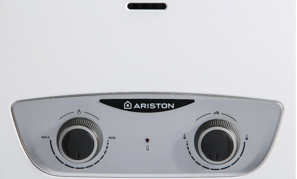 PODGRZEWACZ PRZEPŁYWOWY GAZOWY ARISTON FAST R X Na zdjęciu są widoczne elementy sterujące podgrzewacza z pokrętłami sterującymi do regulacji temperatury wody oraz. Nad pokrętłem znajduje się logo producenta, a wokół nich znajdują się wskaźniki zdrowotne – od ponoszonego do skutku. Panel utrzymany jest w odcieniach srebra i czerni, natomiast tło jest białe intuicyjna obsługa panel regulacji szybki zapłon elektroniczny płynna regulacja temperatury dysze gz50 niskie ciśnienie 0,1 bara niezawodny