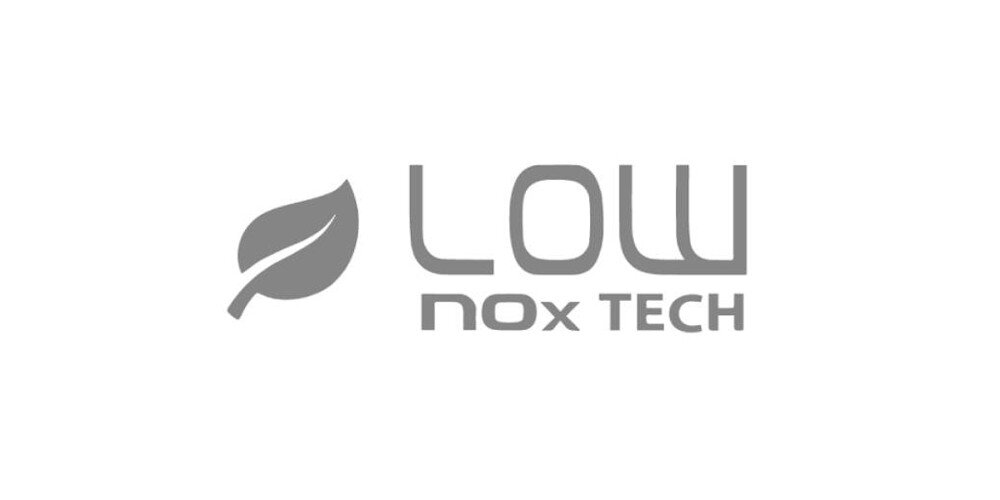 PODGRZEWACZ PRZEPŁYWOWY GAZOWY ARISTON FAST R X Na zdjęciu znajduje się grafika w odcieniach szarości, przedstawiająca postać i napis „LOW NOx TECH”. Ilustracja odnosi się do technologii ograniczającej emisję tlenków azotu, promującej ekologiczne rozwiązania palnik niska emisja erp ekologiczny podgrzewacz testowany 100% wysoka jakość materiały niezawodność trwałość