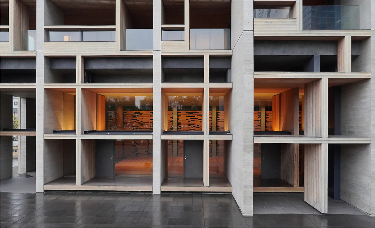 SONY ZV-E10LBD stylów Creative Style i profili Picture Profile zdjęć i filmów filmowy klimat, żywe kolory, czy neutralną bazę ZV-E10 przycisk Background Defocus rozmycie tła - fasada budynku z geometrycznym układem okien i podświetleniem wnętrza