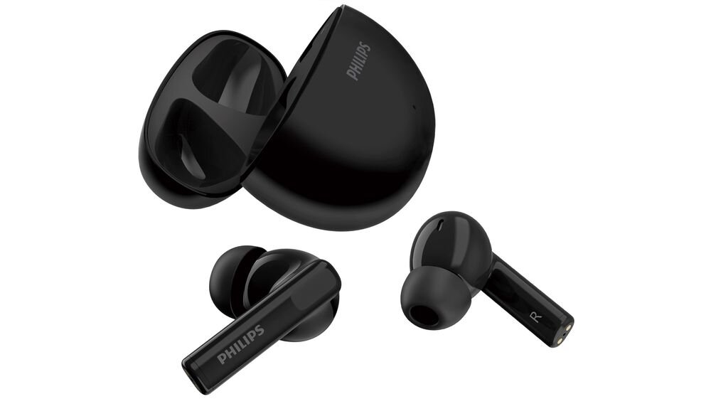 Czarne słuchawki dokanałowe z etui ładującym, na obu elementach widoczne logo PHILIPS. Słuchawki mają nowoczesny design z krótkimi pałąkami.