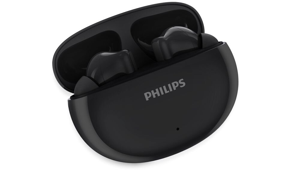Czarne słuchawki dokanałowe w etui ładującym z widocznym logo PHILIPS na przodzie. Etui jest otwarte, ukazując słuchawki wewnątrz.