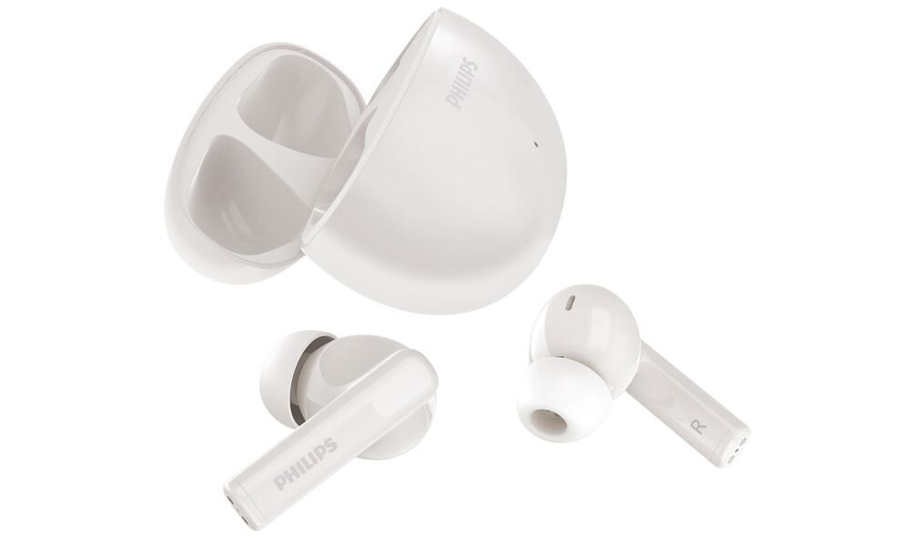 Na obrazie widoczne są białe słuchawki dokanałowe z etui ładującym. Na słuchawkach i etui znajduje się logo \'PHILIPS\'.