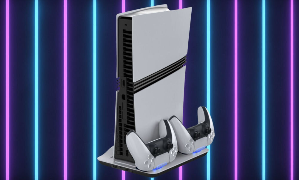Podstawka ładująco - chłodząca DOBE TP5-05102B do PS5/PS5 Slim/PS5 Pro Biała konsola PlayStation 5 stojąca pionowo w stacji dokującej ładującej dwa kontrolery DualSense, na tle świecących, pionowych linii w kolorze niebieskim i fioletowym