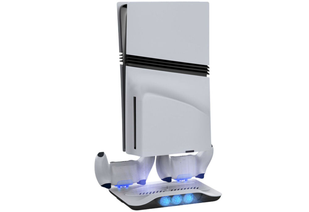 Podstawka ładująco - chłodząca DOBE TP5-05102B do PS5/PS5 Slim/PS5 Pro Biała konsola PlayStation 5 stojąca pionowo w stacji dokującej, która ładuje dwa kontrolery DualSense, na białym tle