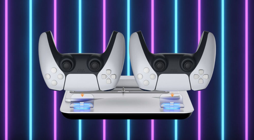 Podstawka ładująco - chłodząca DOBE TP5-05102B do PS5/PS5 Slim/PS5 Pro Dwa biało-czarne kontrolery PlayStation 5 DualSense w białej stacji ładującej na tle świecących, pionowych linii w kolorze niebieskim i fioletowym jednoczesne ładowanie dwóch kontrolerów podświetlenie LED port C zasilania porty USB-A