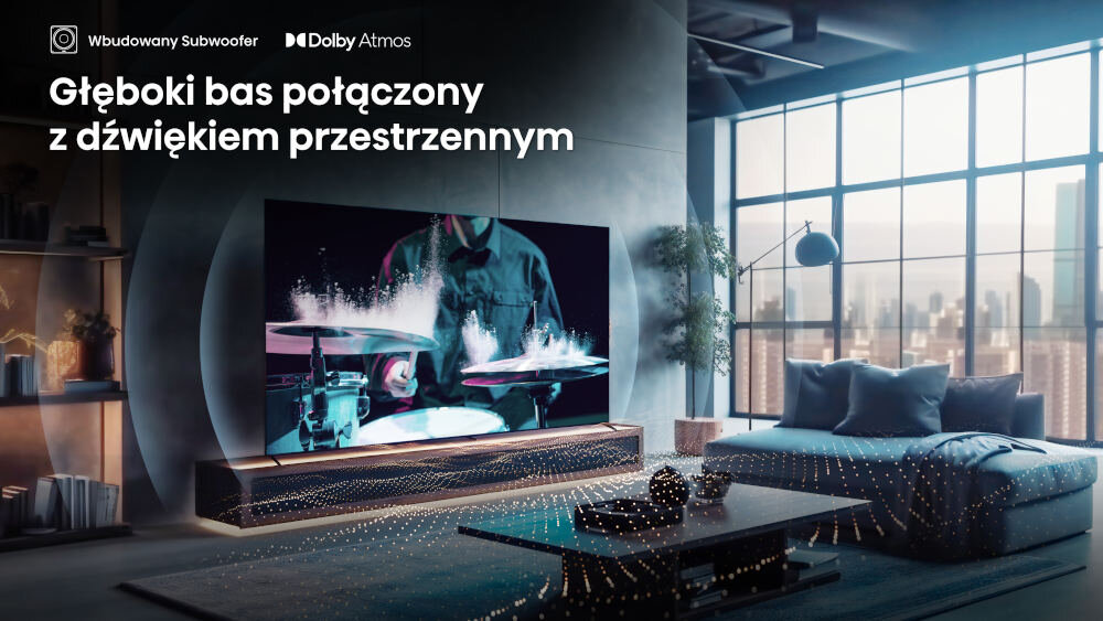 W salonie znajduje się duży telewizor wyświetlający obraz perkusisty, a na ekranie widoczne są efekty wizualne. Na górze obrazu znajduje się tekst: \'Głęboki bas połączony z dźwiękiem przestrzennym\'.