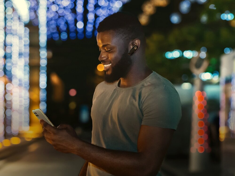 Słuchawka bluetooth MOTOROLA HK126 Mono
                mężczyzna ze słuchawka w uchu na ulicy kompaktowa forma niska waga wygodne dopasowanie minimalistyczny wygląd