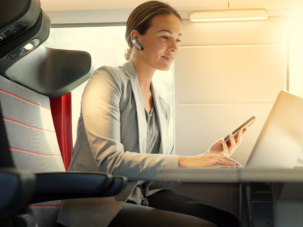 Słuchawka bluetooth MOTOROLA HK126 Mono
                kobieta ze słuchawką w uchu w pociągu bluetooth 5.2 stabilne połączenie bezprzewodowe wbudowany mikrofon wysoka czułość przycisk na obudowie obsługa dwóch urządzeń jednocześnie