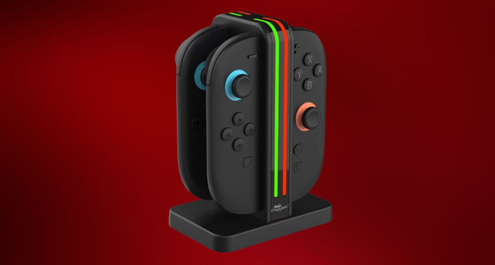Stacja ładująca FROGGIEX FX-NS2-C1-B do Nintendo Switch 2 Czarny prezentacja urządzenia pod kątem z włożonymi kontrolerami na czerwonym tle