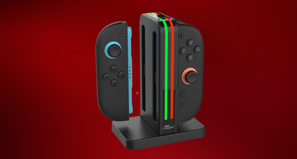 Stacja ładująca FROGGIEX FX-NS2-C1-B do Nintendo Switch 2 Czarny prezentacja urządzenia pod kątem z włożonymi kontrolerami na czerwonym tle i jednym wkładanym wymiary masa kabel o długości 80 cm wbudowana taśma świetlna atrakcyjny wygląd
