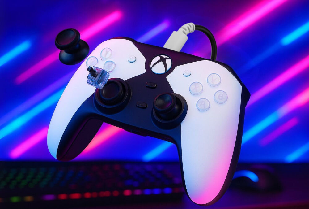 Kontroler HYPERKIN Competitor M01638-WH Biały prezentacja kontrolera z podłączonym kablem z wyciągniętym drążkiem analogowym i pokazanym czujnikiem Halla w tle kolorowe paski przewodowy kontroler licencjonowany Xbox kompatybilność konsole Xbox Series X S One Windows 10 11 eliminacja opóźnienia sygnału