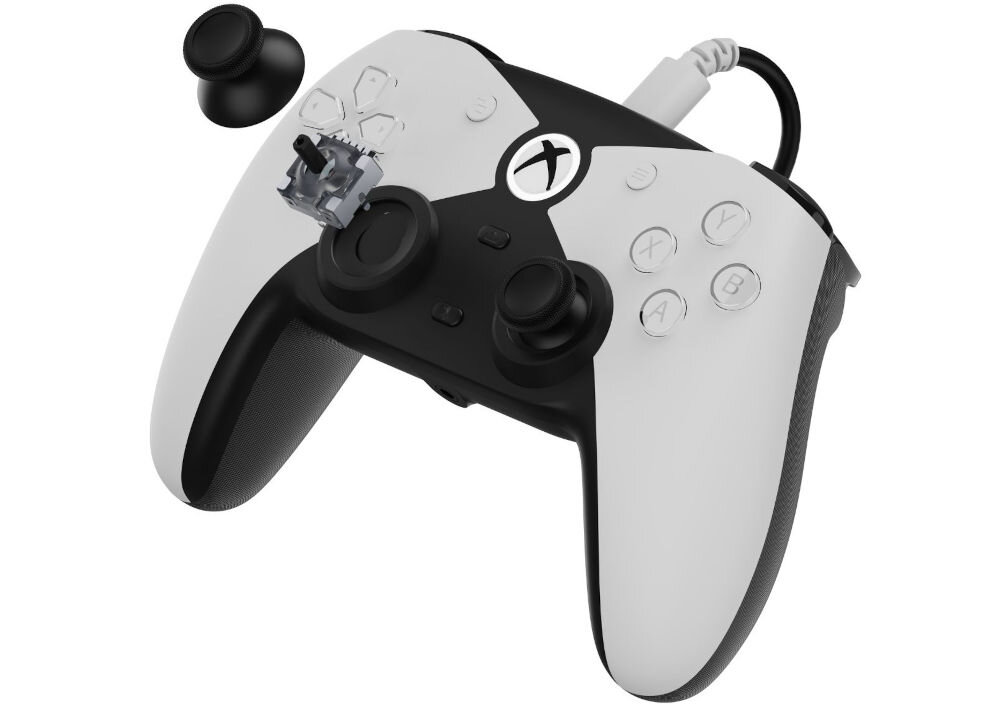 Kontroler HYPERKIN Competitor M01638-WH Biały prezentacja kontrolera z podłączonym kablem z wyciągniętym drążkiem analogowym i pokazanym czujnikiem Halla na białym tle czujniki Halla eliminacja fizycznego tarcia stabilna kontrola