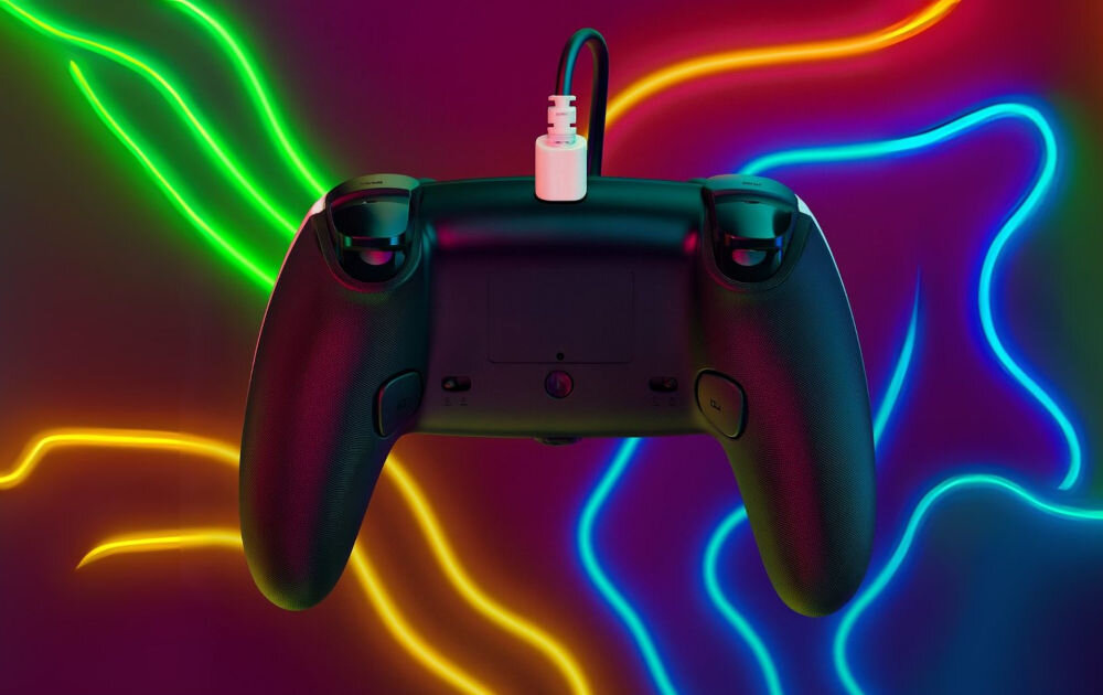 Kontroler HYPERKIN Competitor M01638-WH Biały prezentacja pada od tyłu w tle kolorowe neonowe kształty programowalne przyciski dedykowany przełącznik eliminacja ryzyka przypadkowego wciśnięcia