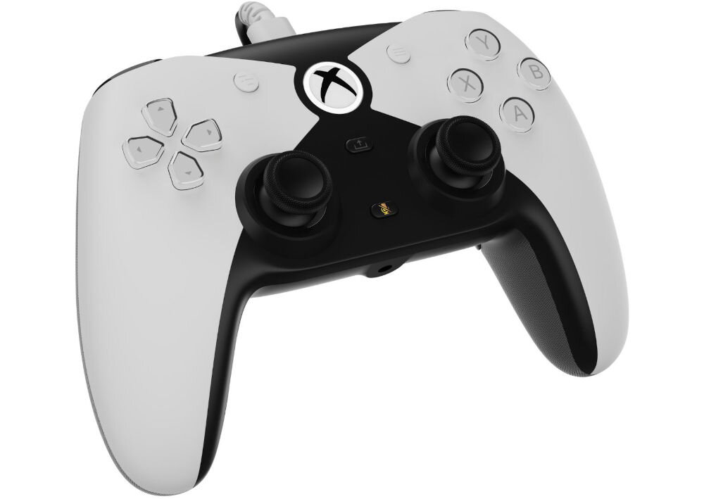 Kontroler HYPERKIN Competitor M01638-WH Biały prezentacja pada pod kątem na białym tle ergonomiczna konstrukcja komfortowe użytkowanie solidne wykonanie