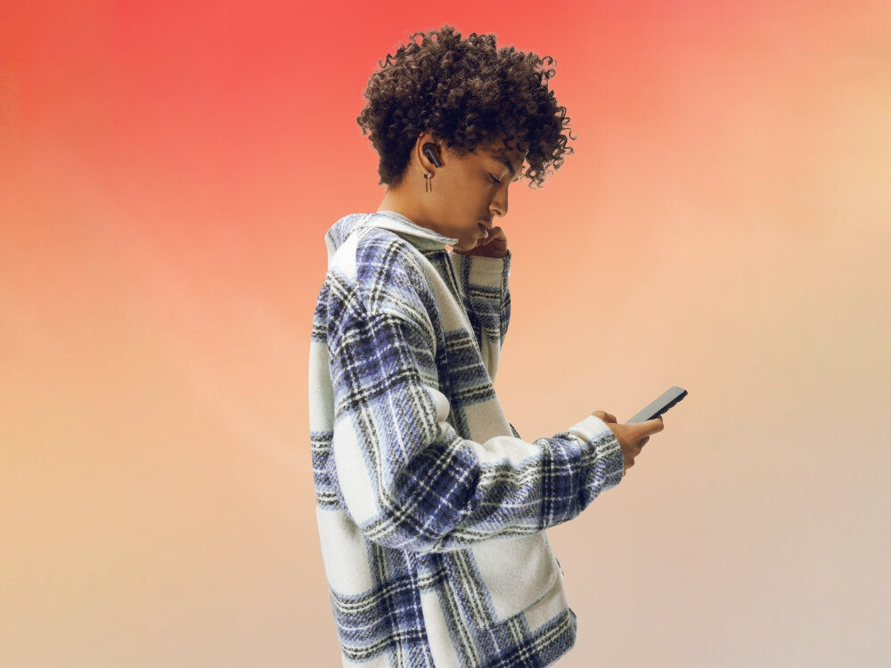 Słuchawki dokanałowe MOTOROLA Moto Buds 500 ANC
                mężczyzna w słuchawkach na jasnym tle