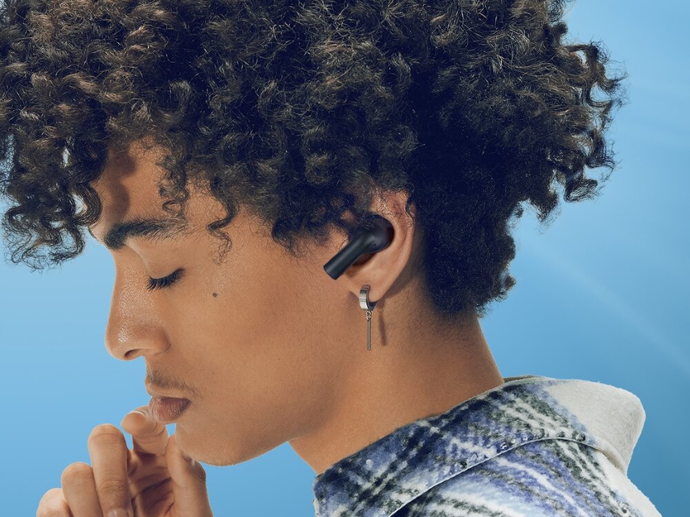 Słuchawki dokanałowe MOTOROLA Moto Buds 500 ANC
                mężczyzna w słuchawkach na jasnym tle bezprzewodowe słuchawki aktywna redukcja hałasu anc każdy detal podwójne mikrofony enc