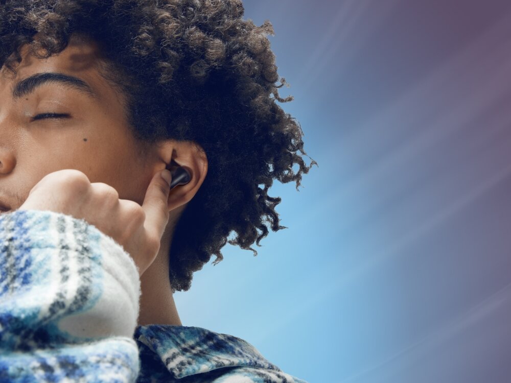 Słuchawki dokanałowe MOTOROLA Moto Buds 500 ANC
                mężczyzna w słuchawkach na jasnym tle fast pair dotykowe sterowanie zmiana utworów odbieranie połączeń asystent głosowy