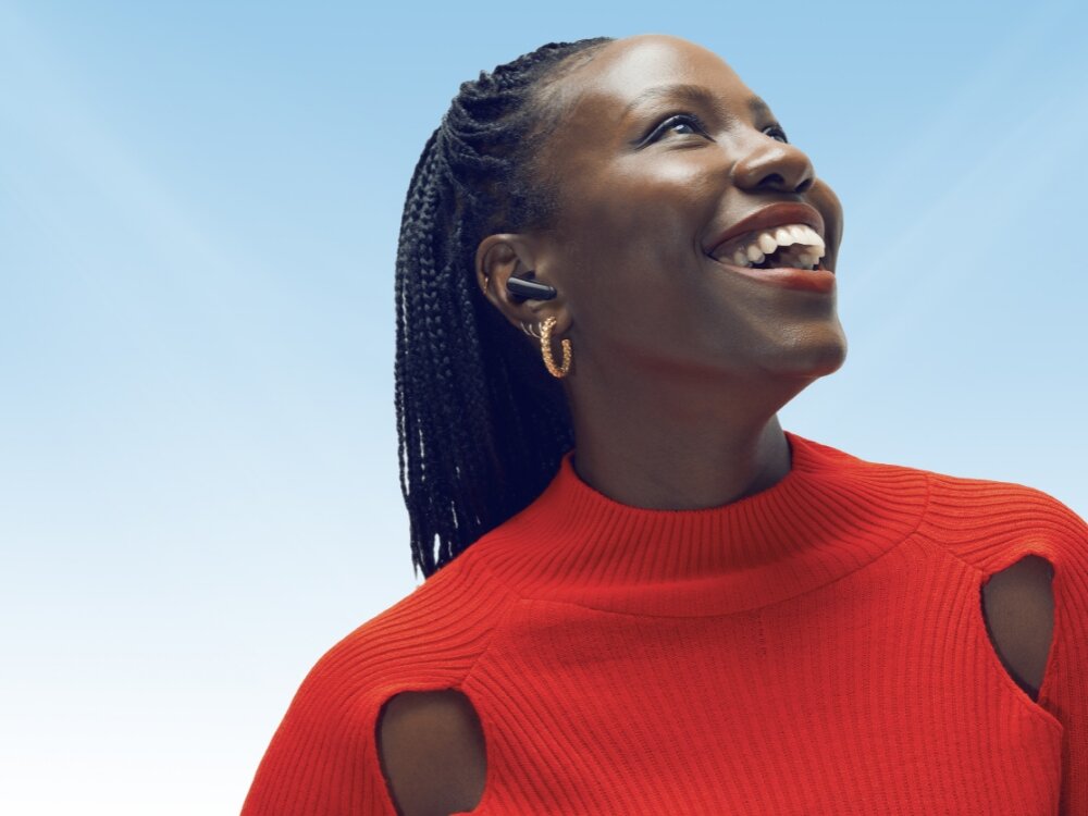 Słuchawki dokanałowe MOTOROLA Moto Buds 125
                kobieta ze słuchawką w uchu na niebieskim tle