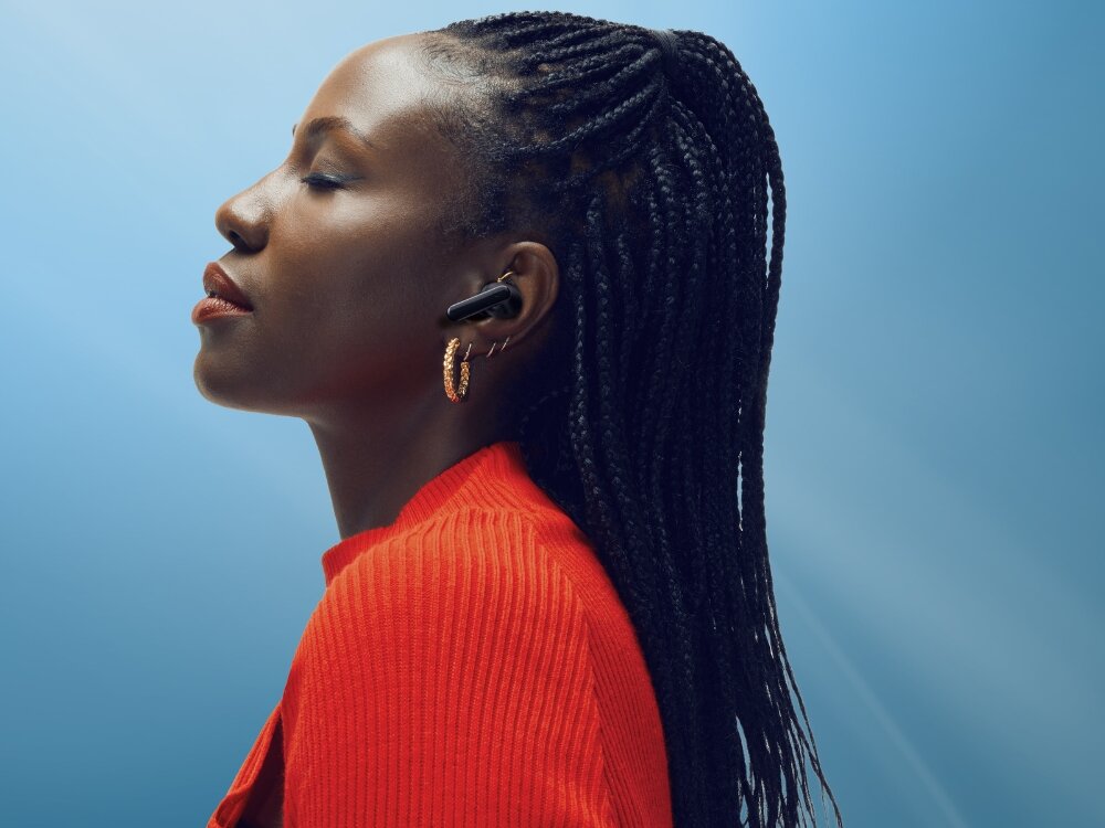 Słuchawki dokanałowe MOTOROLA Moto Buds 125
                kobieta ze słuchawką w uchu na niebieskim tle fast pair obsługa gestów komend głosowych bez sięgania po telefon