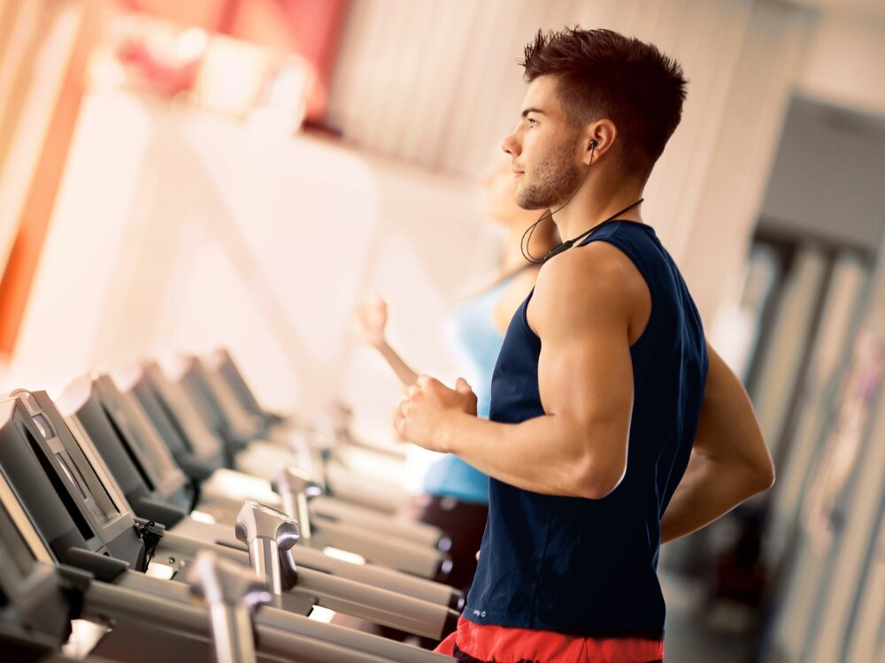 Słuchawki dokanałowe MOTOROLA Moto SP106
                mężczyzna w słuchawkach na siłowni