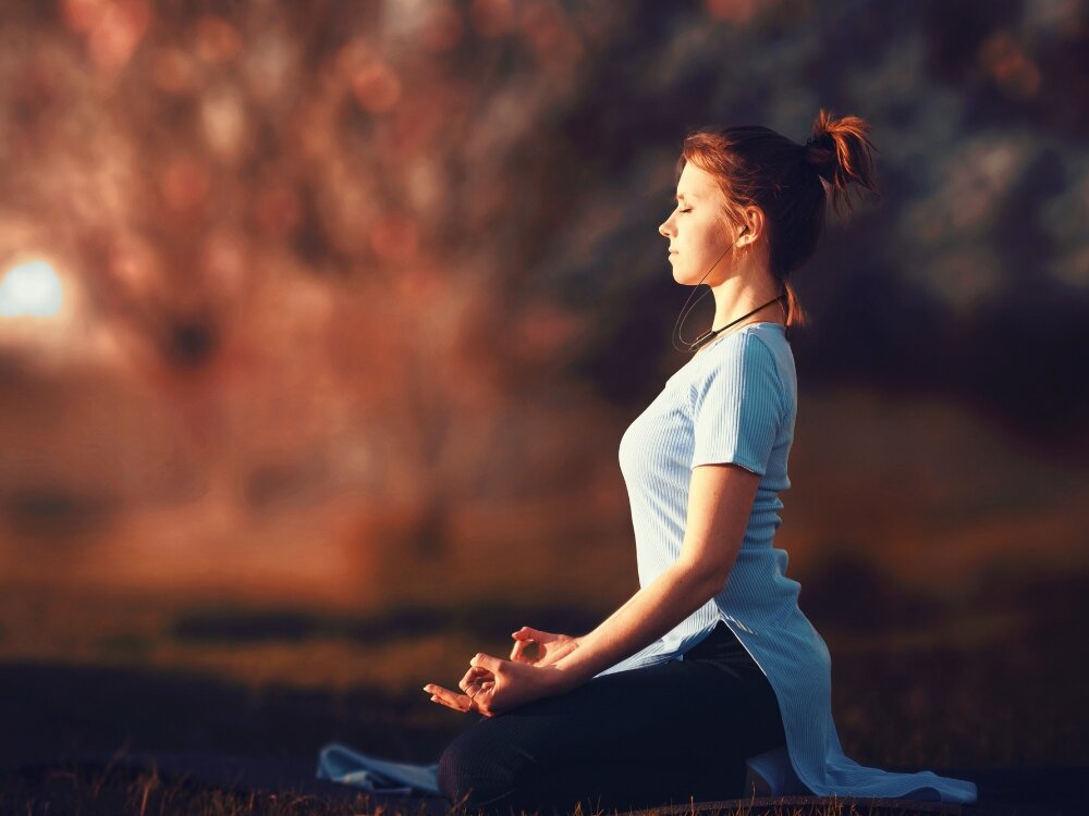 Słuchawki dokanałowe MOTOROLA Moto SP106
                kobieta w słuchawkach podczas medytacji słuchawki bezprzewodowe ultralekka konstrukcja elastyczny pałąk stabilne dopasowanie