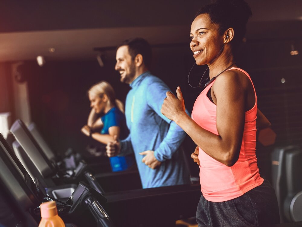 Słuchawki dokanałowe MOTOROLA Moto SP106
                kobieta w słuchawkach na siłowni bezprzewodowy design swoboda podczas treningu biegu jazdy na rowerze wbudowany mikrofon przyciski sterujące zmiana utworów odbieranie połączeń