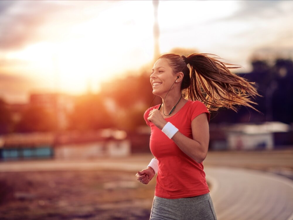 Słuchawki dokanałowe MOTOROLA Moto SP106
                kobieta w słuchawkach podczas biegania 11 godzin odtwarzania wytrzymała bateria lekka konstrukcja moto sp106 trening