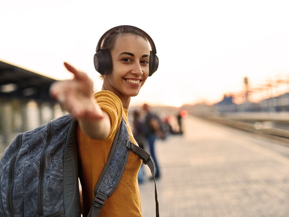 Słuchawki nauszne MOTOROLA Moto XT800 ANC
                kobieta w słuchawkach na dworcu bezprzewodowe słuchawki hybrydowa redukcja hałasu jeden przycisk tylko dla ciebie twoja muzyka