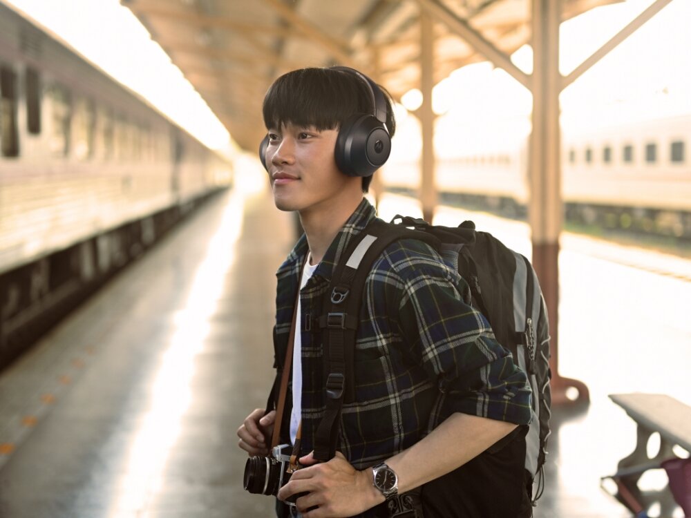 Słuchawki nauszne MOTOROLA Moto XT800 ANC
                mężczyzna w słuchawkach na dworcu 40-milimetrowe przetworniki dynamiczny dźwięk głęboki bas wbudowane mikrofony enc czyste rozmowy fast pair