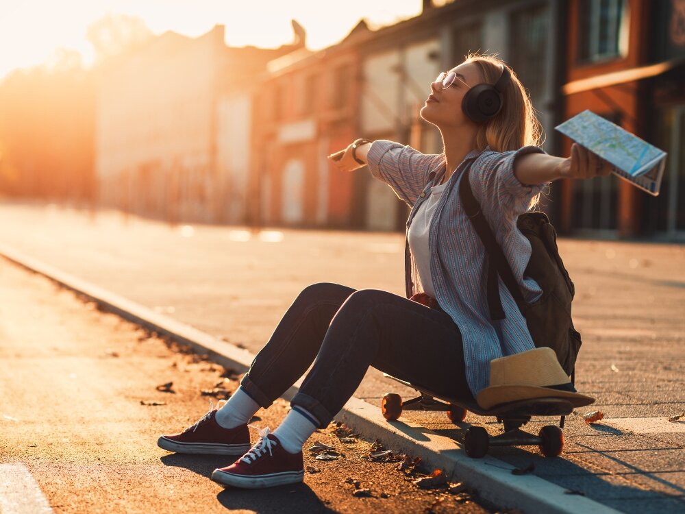 Słuchawki nauszne MOTOROLA Moto XT800 ANC
                kobieta w słuchawkach siedząca na chodniku 60 godzin odtwarzania kilka dni bez ładowania usb-c składana konstrukcja