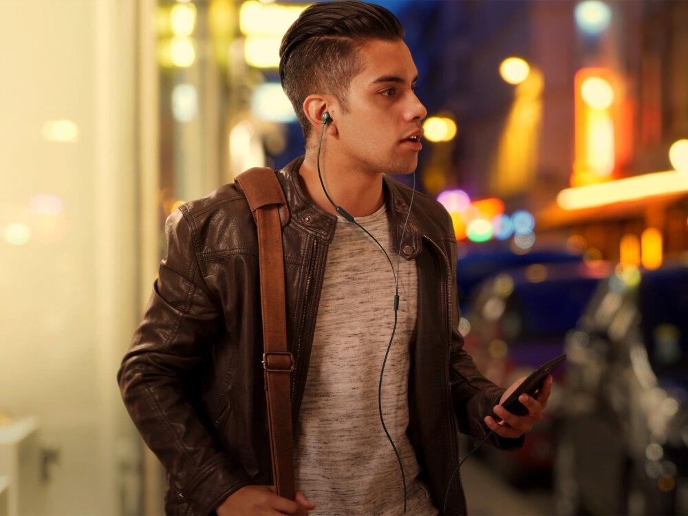 Słuchawki dokanałowe MOTOROLA Earbuds 3C-S
                mężczyzna w słuchawkach słuchawki dokanałowe 9,4-milimetrowe przetworniki ergonomiczny kształt wygodne dopasowanie