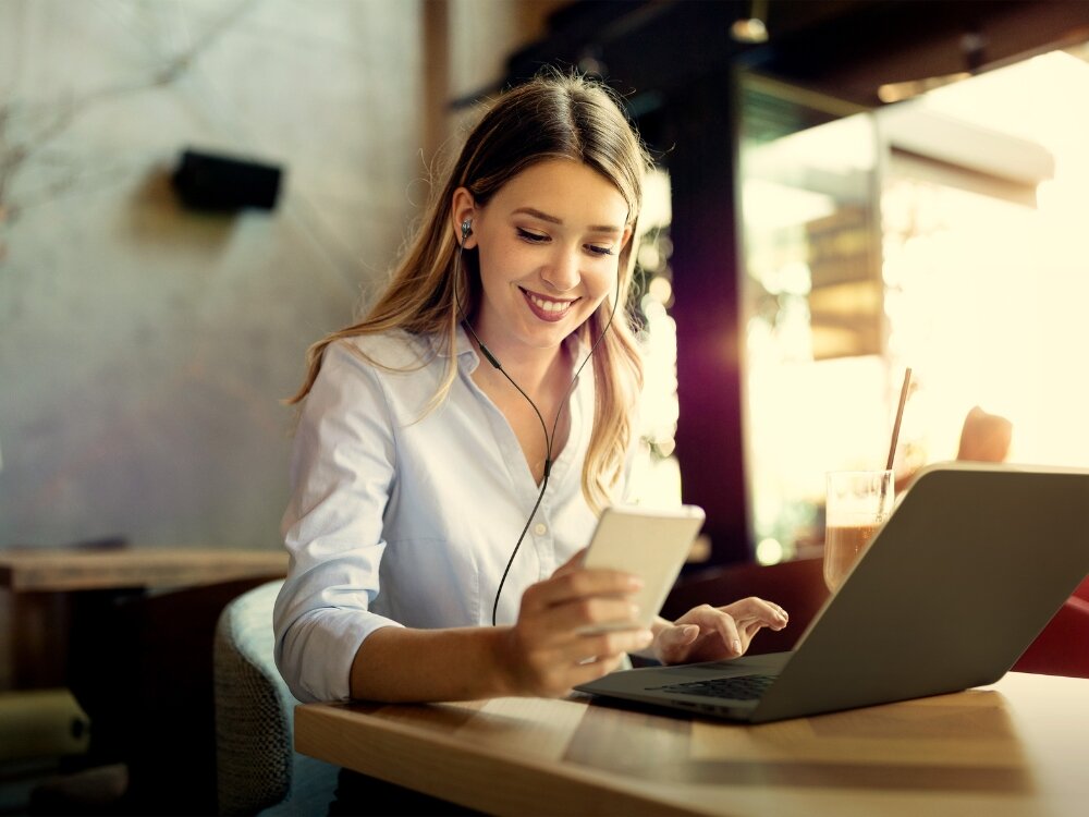 Słuchawki dokanałowe MOTOROLA Earbuds 3C-S
                kobieta w słuchawkach płaski kabel złącze usb-c wbudowany mikrofon przyciski