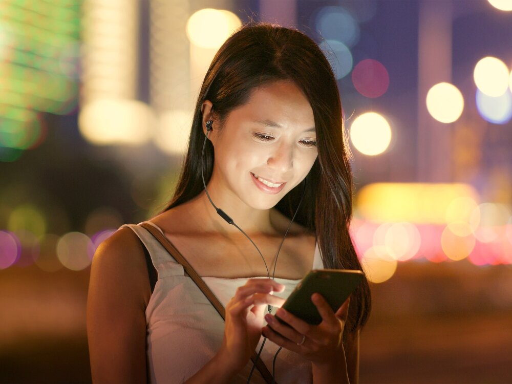 Słuchawki dokanałowe MOTOROLA Earbuds 3C-S
                kobieta w słuchawkach lekka konstrukcja solidne wykonanie do pracy podróży pewne dopasowanie